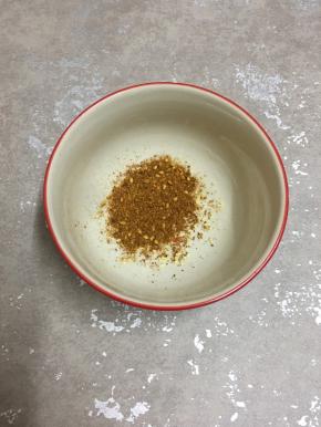 碗里调入盐和鸡精，加入烧烤粉。