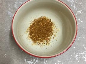 碗里调入盐和鸡精，加入烧烤粉。