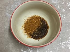 加入酱油。