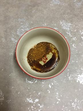 加入食用油搅拌均匀。