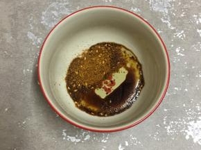 加入食用油搅拌均匀。