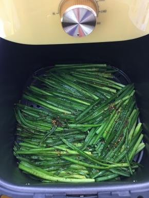 10分钟后刷上剩下的酱料。