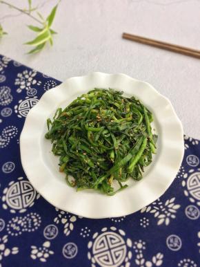 烤好后，装入盘中即可享用。