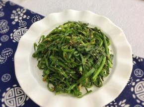 烤好后，装入盘中即可享用。