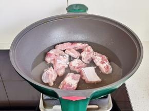 排骨冷水下锅，烧开煮两分钟捞出冲洗干净备用。