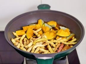 再加入排骨豆角，炖约20分钟。