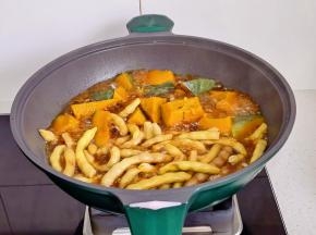 按个人口味加盐调味收汁，不要收干，留点汤汁更好吃。