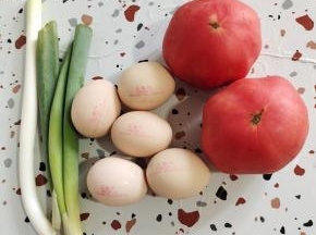 准备好所需的食材:
鸡蛋5个，西红柿2个，大葱一根！