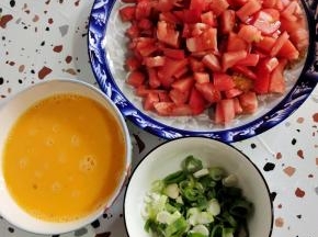 西红柿去蒂切成小丁，葱切成葱花，鸡蛋打散备用！