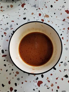 生抽2勺，香醋1勺，蚝油1勺，番茄酱1勺，糖半勺，玉米淀粉1勺，水半碗搅拌均匀调成料汁儿！