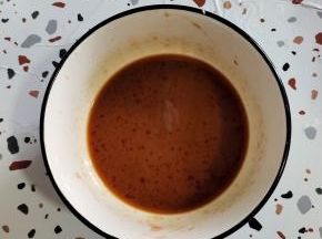 生抽2勺，香醋1勺，蚝油1勺，番茄酱1勺，糖半勺，玉米淀粉1勺，水半碗搅拌均匀调成料汁儿！