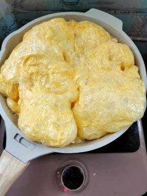 起锅烧油，油七成热，下入蛋液！