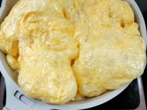 起锅烧油，油七成热，下入蛋液！