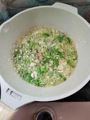 另起锅烧油，放入葱爆香！