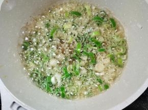 另起锅烧油，放入葱爆香！