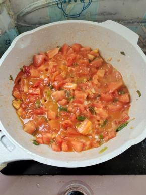 放入西红柿丁，翻炒至软烂出汁儿！