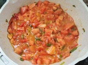 放入西红柿丁，翻炒至软烂出汁儿！