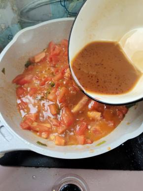 倒入调好的料汁儿！