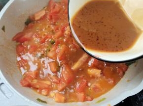 倒入调好的料汁儿！