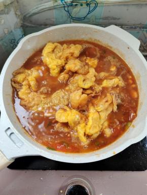 放入炸好的鸡蛋，中火焖煮3分钟左右！