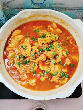 起锅前放入适量的葱花，翻炒均匀即可食用！