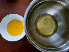 将蛋清和蛋黄分离备用