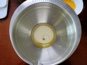 将牛奶和玉米油一起称重