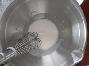 用手动打蛋器充分搅打至油奶乳化的状态