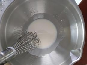 用手动打蛋器充分搅打至油奶乳化的状态