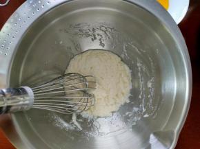 用划“一”字型或是“Z”字型的方式，来搅拌，搅拌至没有干粉状态