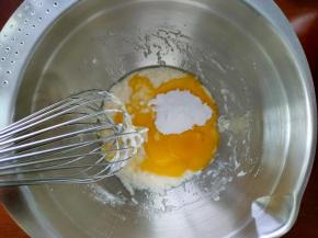 加入蛋黄，10G糖粉