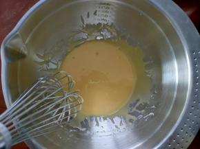 以同样的手法搅拌，直至顺滑，然后放一边备用