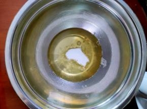 来制作蛋白霜，30G糖粉分三次加入到蛋清中