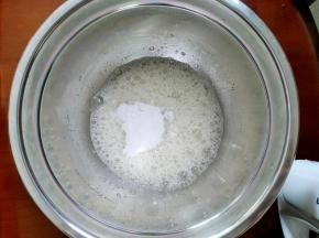 蛋清打至出现大鱼泡眼第二次加入糖粉