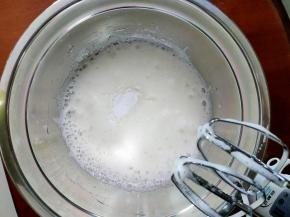 继续打发至出现小鱼泡眼第三次次加入糖粉