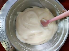 用翻拌加切拌的手法将它们混合均匀