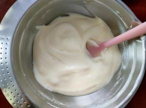 用翻拌加切拌的手法将它们混合均匀