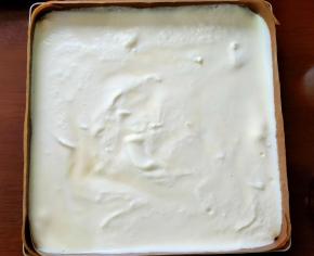 将蛋糕糊整平整，轻震几下，震出气泡