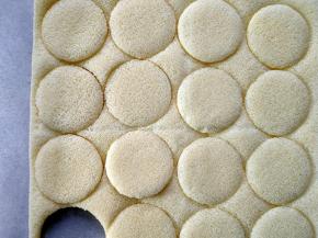 烤好取出晾凉，脱模，用圆形模具刻印