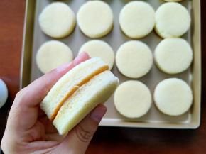 两个对叠放在一起，两面以及周边也抹上沙拉酱