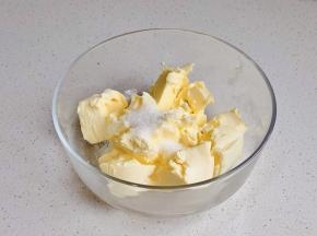 奶油奶酪提起室温软化，倒入器具中加入8克白砂糖。