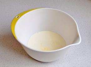 淡奶油中加入8克糖。