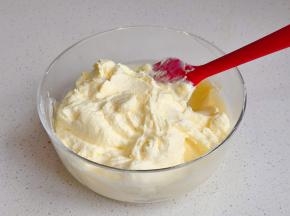 翻拌均匀，装入裱花袋中备用。