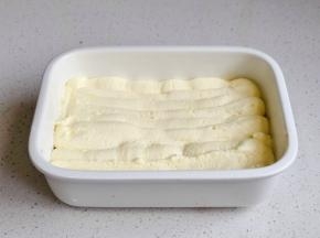 挤入一层奶油。