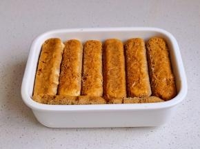 再摆入咖啡手指饼干。