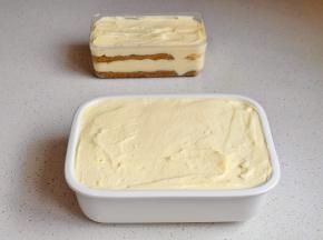 最后挤入奶油抹平。