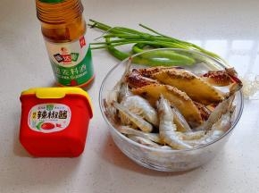 准备食材，虾与蟹清洗干净，虾去掉虾线，这对半切开，切口处沾满淀粉，线椒洗净切断，小葱切葱花。