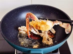 切煎至微黄夹出备用。