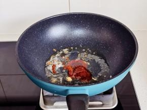 锅中加入辣椒酱葱花煸炒。