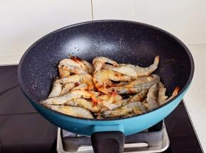 再加入基围虾。